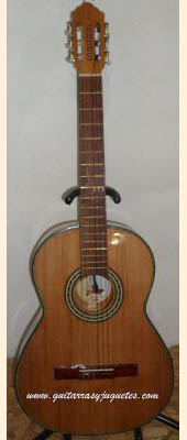 guitarra de Paracho de cedro con pinabete modelo MDCE sin curva vista frontal